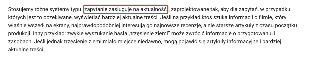 Fragment polskiej dokumentacji Google o systemach aktualności: zapytanie zasługuje na aktualność, przykład nowego filmu i trzęsienia ziemi.